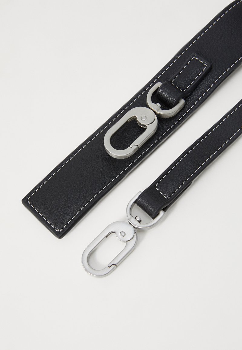 Cintura in pelle nera con cuciture bianche, dotata di due moschettoni metallici e una texture liscia, progettata per un utilizzo funzionale.
