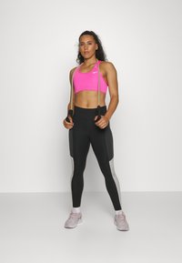 Nike Performance BRA - Sutiã desportivo de suporte médio - pinksicle/white