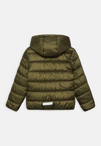Oliwkowa pikowana kurtka z kapturem, z poziomym przeszyciem, odblaskowym akcentem z tyłu oraz gładką, błyszczącą fakturą.