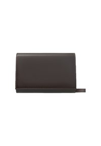 Portafoglio in pelle marrone con una superficie liscia, forma rettangolare e una tracolla laterale. Design minimalista senza hardware o motivi visibili.