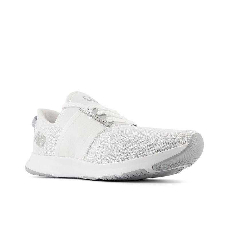 Zapatilla deportiva blanca con parte superior de malla, correa elástica y suela de goma texturizada. Presenta un logo sutil en el lateral y acentos en gris.