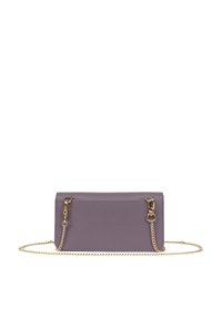 Borsa a tracolla viola in pelle con finitura texturizzata, tracolla in catena dorata e design minimalista. Caratterizzata da hardware a clip su entrambi i lati.
