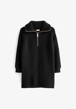 Sort ribstrikket sweaterkjole med lange ærmer, en slå-om-krave og en halv lynlås i sølv foran i midten.