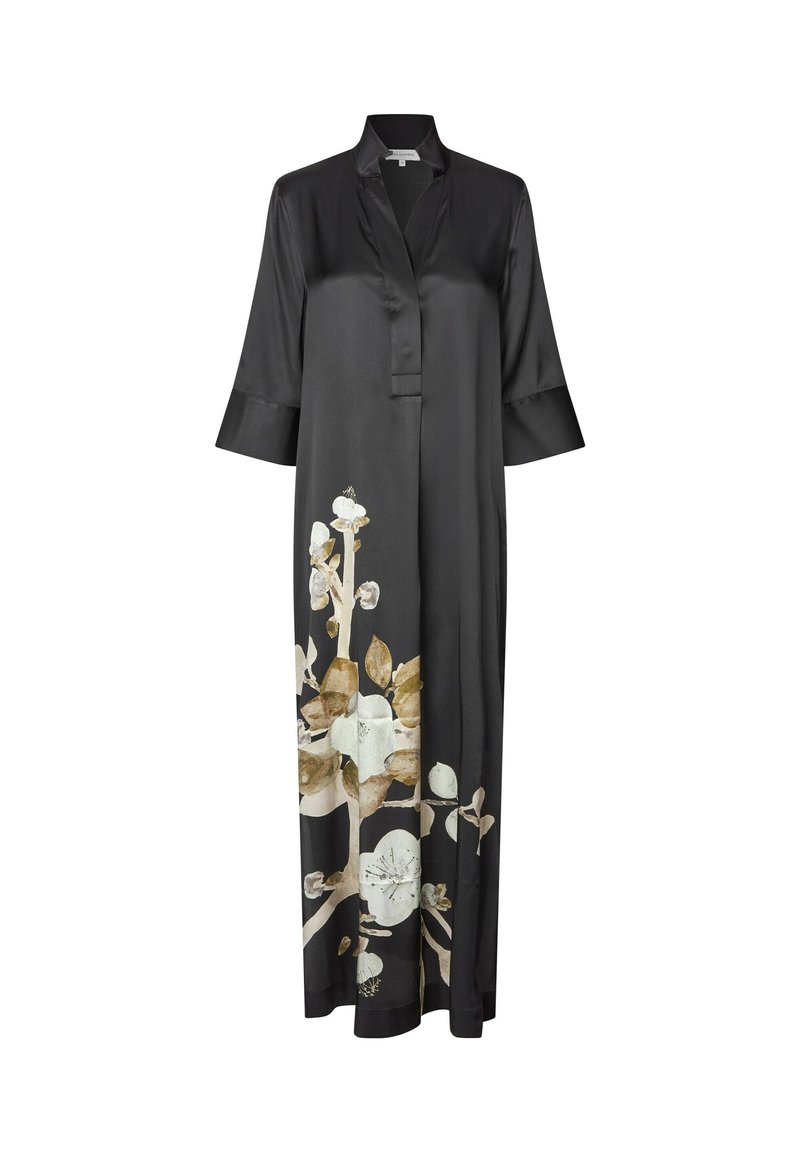 Zwarte lange satijnen jurk met driekwart mouwen, V-hals en beige bloemendessin aan de onderzijde.