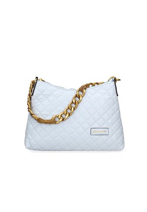 Borsa a tracolla acoldata di colore azzurro con catena dorata e minuteria decorativa; presenta una chiusura con zip e una patch con logo.