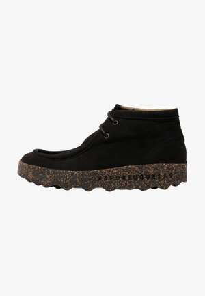 Schwarzer Mid-Top-Schuh mit Schnürung vorne und gesprenkelter dicker Sohle mit wellenförmigem Profil und eingeprägtem Markennamen an der Seite.