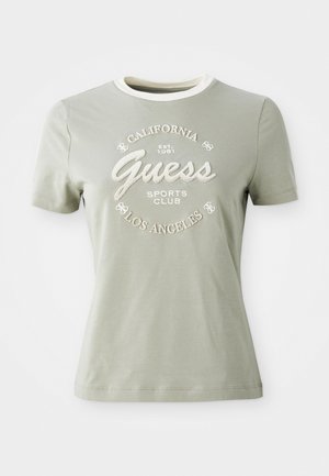 T-shirt verde-claro de mangas curtas com decote com acabamento branco e texto bordado branco "California Guess Sports Club Los Angeles Est. 1981".