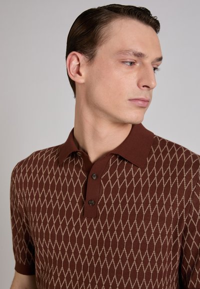 Braunes, gestricktes Poloshirt mit Rautenmuster in Hellbraun, mit einem einfarbigen braunen Kragen und einer Knopfleiste mit drei Knöpfen. Glatte Textur.