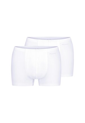 Due paia di boxer da uomo bianchi semplici esposti su sfondo bianco.