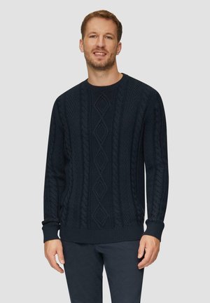 Pull en maille torsadée bleu marine avec col rond, poignets et ourlet côtelés, arborant des motifs texturés en losange et torsades sur l'ensemble du corps.