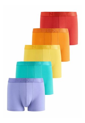 Päť párov pánskych boxeriek v červenej, oranžovej, žltej, tyrkysovej a fialovej farbe, každé s pásikom v rovnakej farbe s vyrazeným nápisom „NEXT“.
