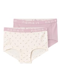 Deux paires de sous-vêtements pour enfants : l'une avec une base beige clair et un motif floral, l'autre en violet clair uni, toutes deux avec des ceintures contrastées.