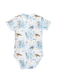 Korte mouwen baby rompertje van zachte stof, met een zee-thema patroon op een lichtblauwe achtergrond, met details van zeepaardjes, kwallen en vissen.
