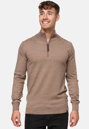 Hellbrauner Zip-Hals-Pullover mit langen Ärmeln, gerippten Bündchen, geripptem Saum und einer glatten Textur. Schwarze Reißverschlussteile betonen den Ausschnitt.