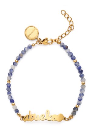 Braccialetto con perline dorate e blu con ciondolo a scritta "abuela" e cuore, con catena e chiusura dorate con targhetta rotonda con logo.