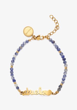 Gold- und blaues Perlenarmband mit „abuela“ Schriftzug-Anhänger und Herz, mit goldener Kette und Verschluss mit rundem Logo-Anhänger.