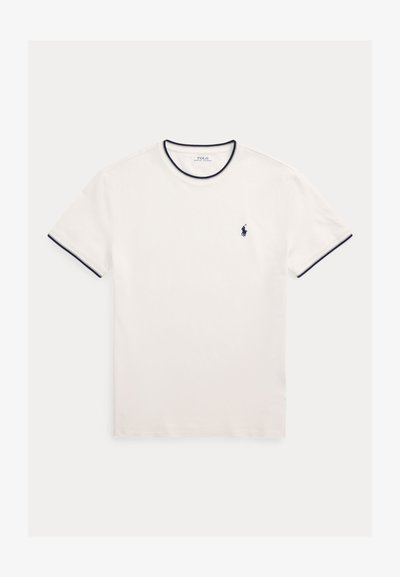 Biele tričko s krátkym rukávom a okrúhlym výstrihom s čiernym lemom na golieri a rukávoch, s malým čiernym logom Polo Ralph Lauren na ľavej strane hrude.