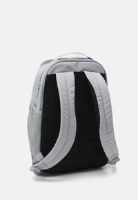 Nike Performance 24L UNISEX - Mochila - smoke grey/sorange trance