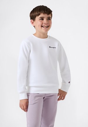 Sudadera blanca de manga larga y cuello redondo, con un logo negro de "Champion" en el pecho y un pequeño logo en el puño.