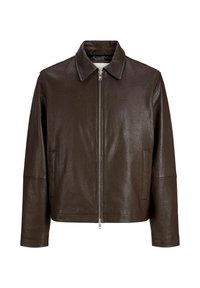 Veste en cuir marron foncé avec fermeture éclair à l'avant, col pointu, manches longues et poches fentes sur les côtés.