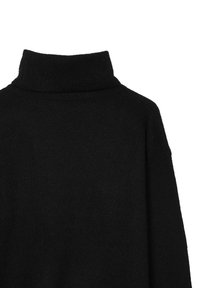 Schwarzer Rollkragenpullover aus einem weichen, strukturierten Stoff. Hat einen hohen Kragen und einen lockeren Schnitt, ideal für das Layering.