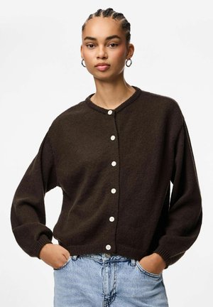 Cardigan tricoté marron foncé avec un col rond, des manches longues et six boutons blancs sur le devant. Coupe décontractée et tissu texturé.