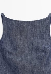 Abito in denim con scollo quadrato, realizzato in tessuto blu scuro testurizzato. Presenta spalline larghe e una silhouette aderente.