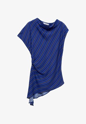 Top asimetric albastru, realizat dintr-un material ușor, având dungi verticale albe și un design drapat cu un decolteu rotund.