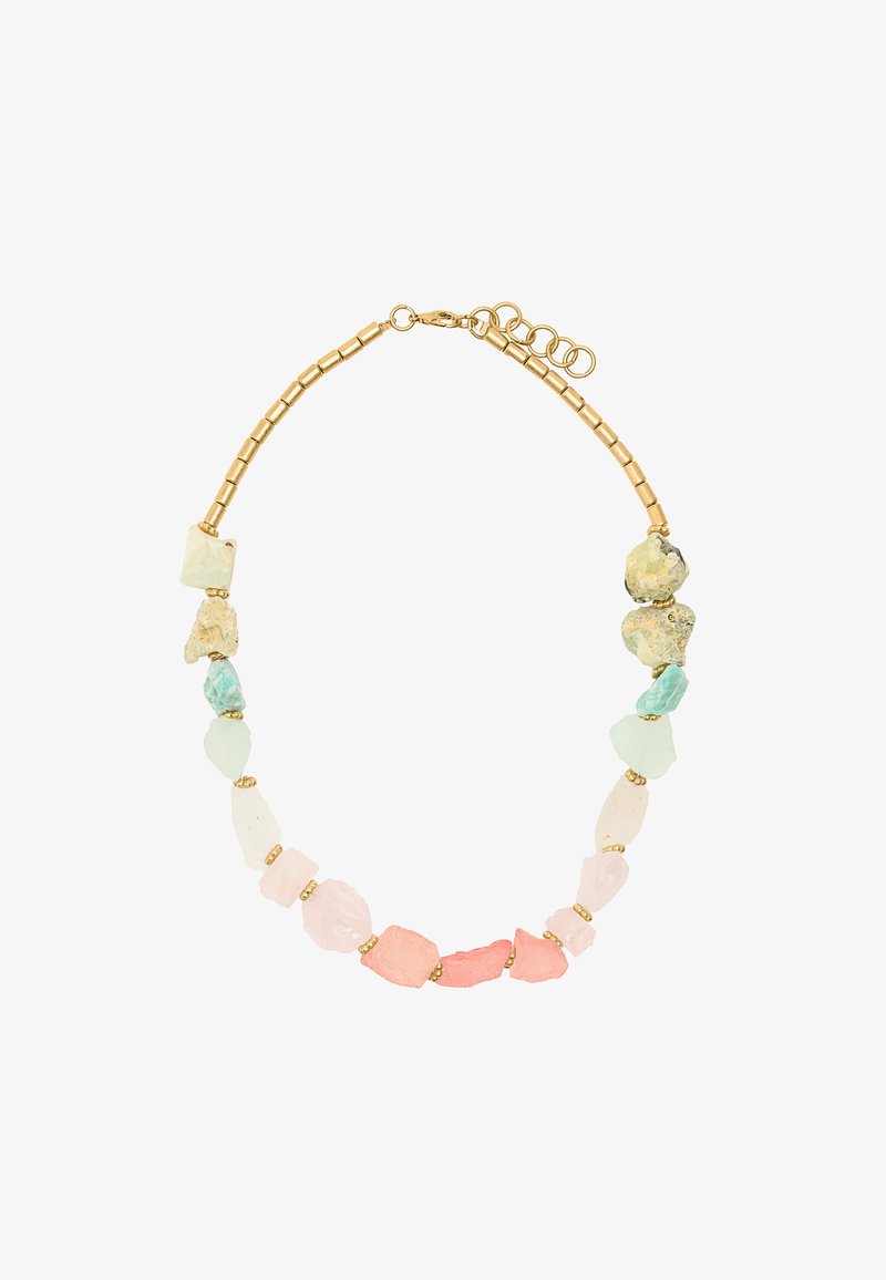 Naszyjnik z wielokolorowych kamieni o nieregularnych kształtach, w odcieniach różu, zieleni i koralu, zdobiony złotymi koralikami oraz złotym łańcuchem.