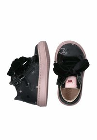 Zwarte, sterrenpatronen hoge schoenen met fluwelen strikken, roze zolen en een zijrits. Heeft een gevoerd interieur en een ronde neus.