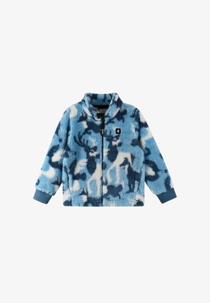 Blaues Fleece-Jackett mit hohem Kragen, das ein Hirschmuster in verschiedenen Blautönen und Weiß zeigt. Rippbündchen und ein Frontreißverschluss.