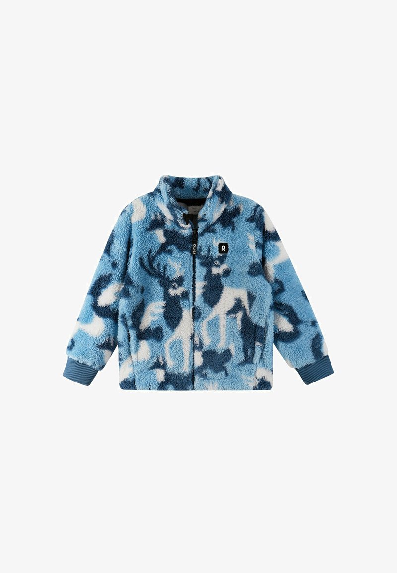 Niebieska polarowa kurtka z wysokim kołnierzem, z wzorem jelenia w różnych odcieniach niebieskiego i białego. Ściągacze przy mankietach i zamek z przodu.