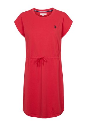 Crvena pamučna haljina s kratkim podvrnutim rukavima, elastičnim strukom i detaljem s vezicom. Na lijevoj strani prsa nalazi se mali crni logo.