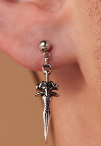 Zilverkleurige hangoorbel met een zwaardontwerp en verfijnde details, opgehangen aan een ronde studconnector.