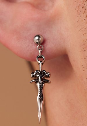 Silberfarbene Anhängerohrringe mit einem Schwertdesign und filigranen Details, die an einem runden Steckverschluss hängen.