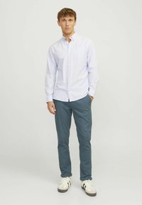 Jack & Jones JPSTMARCO JJFURY ANA - Chino hlače - china blue
