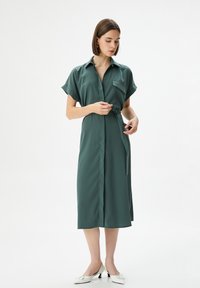 POCKET DETAIL BUTTONED SHORT SLEEVE BELTED MIDI - Blousejurk - green