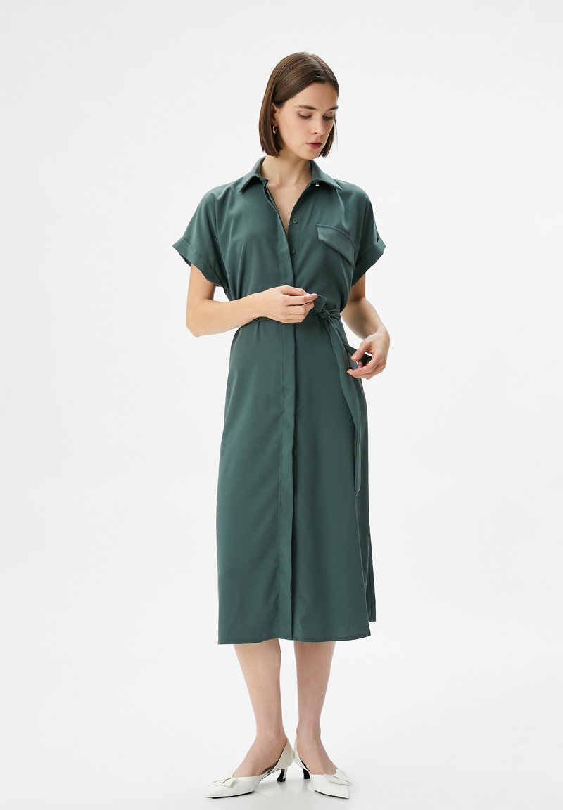 Koton POCKET DETAIL BUTTONED SHORT SLEEVE BELTED MIDI - Paitamekko - green