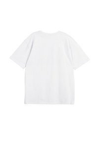 Biała koszulka krótki rękaw, wykonana z bawełny, o luźnym kroju i prostym designie, z prostym dołem i bez widocznych logo lub wzorów.