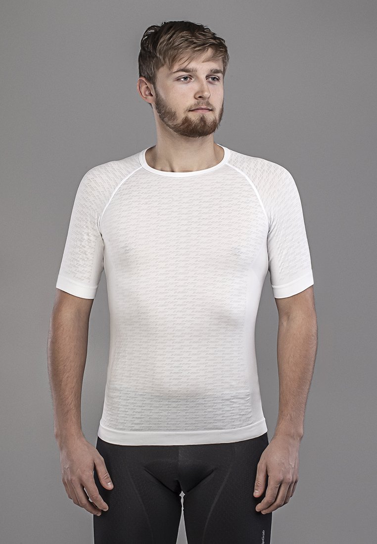 T-shirt de sport blanc à manches courtes avec un motif texturé, col rond et coupe ajustée. Matériau doux avec une finition lisse.
