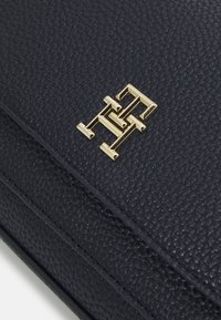 Tommy Hilfiger EMBLEM FLAP CROSSOVER - Borsa a tracolla - space blue