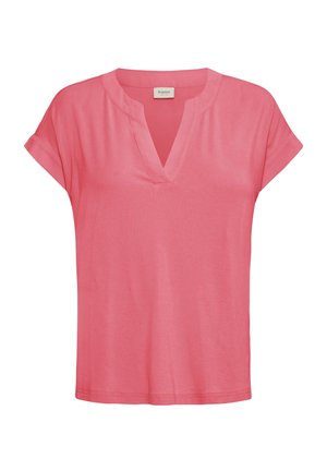 Rózsaszín rövid ujjú blúz V-alakú kivágással és hajtott mandzsettákkal, könnyű anyagból, elölnézet fehér háttéren.