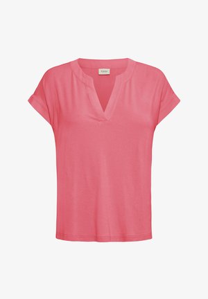 Rózsaszín rövid ujjú blúz V-alakú kivágással és hajtott mandzsettákkal, könnyű anyagból, elölnézet fehér háttéren.