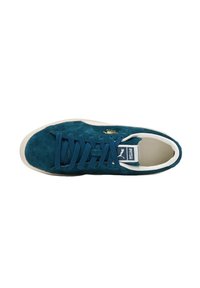 Sneaker blu in suede con suola in gomma bianca, lacci rettangolari e etichetta con logo. Presenta una fodera interna liscia e dettagli di cucitura minimal.