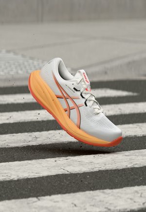ASICS, GEL CUMULUS 28 - Обувки за бягане по асфалт - white/energy orange