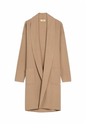 Długi, jasnobrązowy kardigan z otwartym przodem, dwiema naszywanymi kieszeniami z przodu i kołnierzem szalowym, przedstawiony na białym tle.