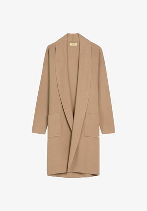 Długi, jasnobrązowy kardigan z otwartym przodem, dwiema naszywanymi kieszeniami z przodu i kołnierzem szalowym, przedstawiony na białym tle.