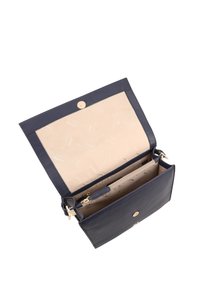 Marineblauwe leren handtas met een gestructureerde afwerking, gouden hardware, een klepsluiting en een beige gevoerde interieur met een ritsvak en compartimenten.