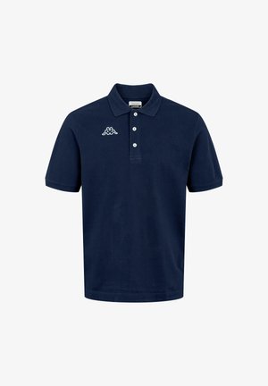 Tamno plava polo majica od pamuka, s trodijelnim kopčanjem, kratkim rukavima i bijelim izvezenim logotipom na lijevoj strani prsnog dijela.