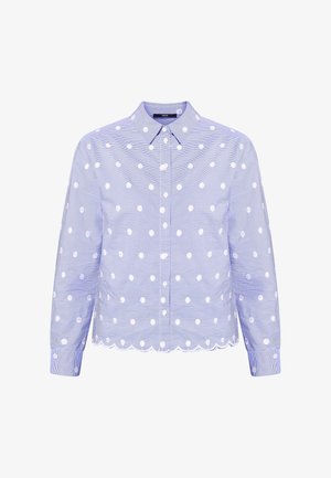 Jasnoniebieska koszula z długim rękawem w białe kropki, z kołnierzykiem na guziki, zapinana na guziki z przodu, z obszyciem w kształcie fali na dole. Tekstura w paski.